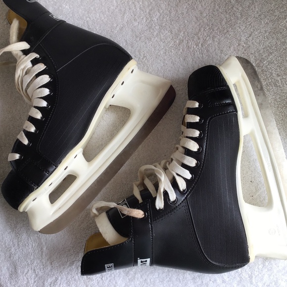 Cyclone Other - Classic Black Ice Skates